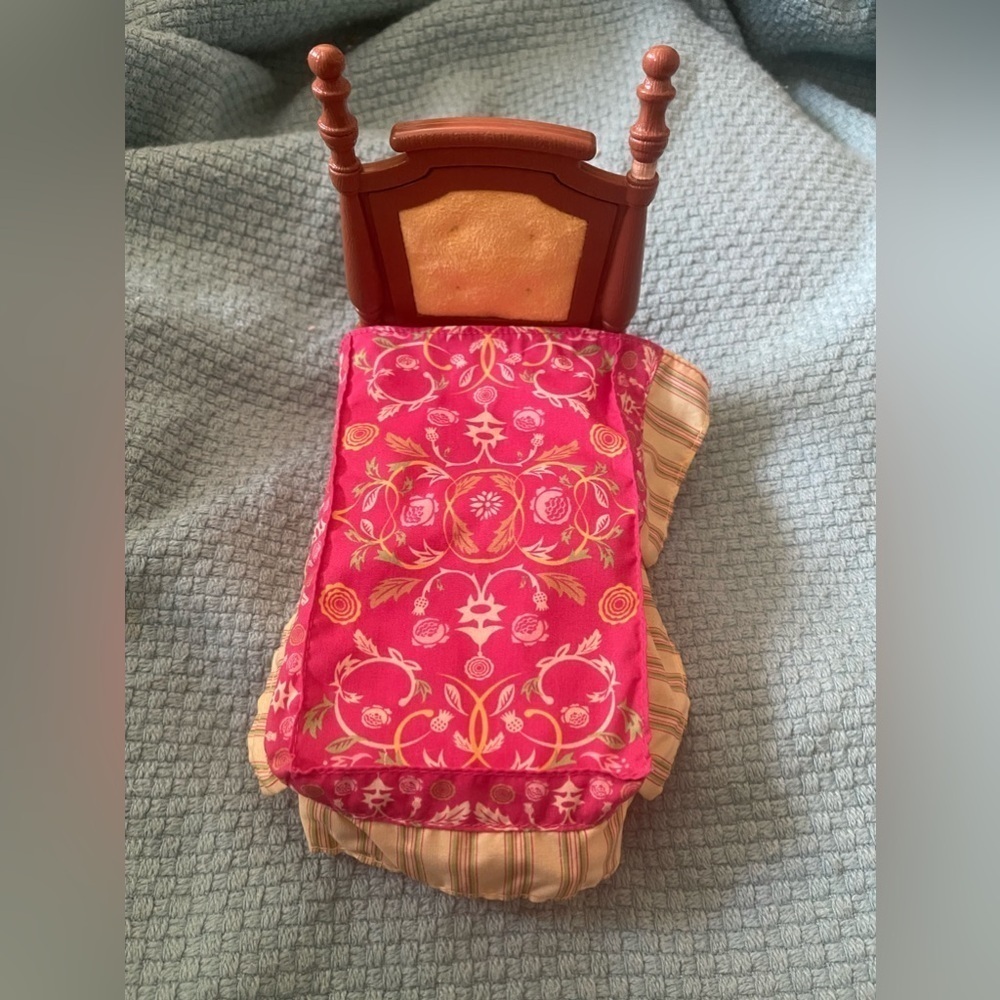 Loving Family dollhouse Bedroom doll Bed pink brown pillow bedspread furniture